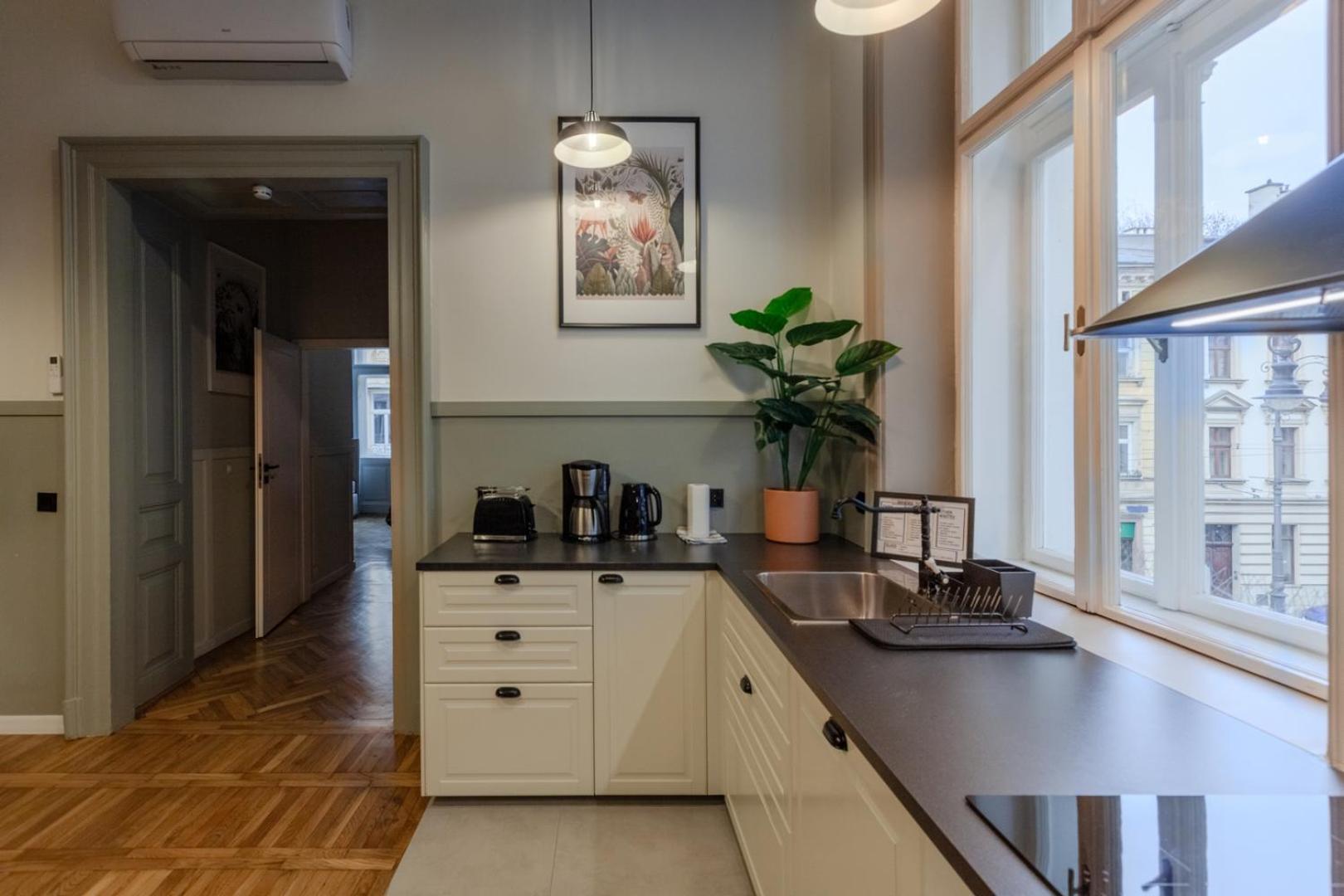 Modern Pilsudskiego Street Apartment Krakau